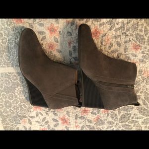 Vionic Wedge Heel Weather-Resistant Ankle Boots Sz 9